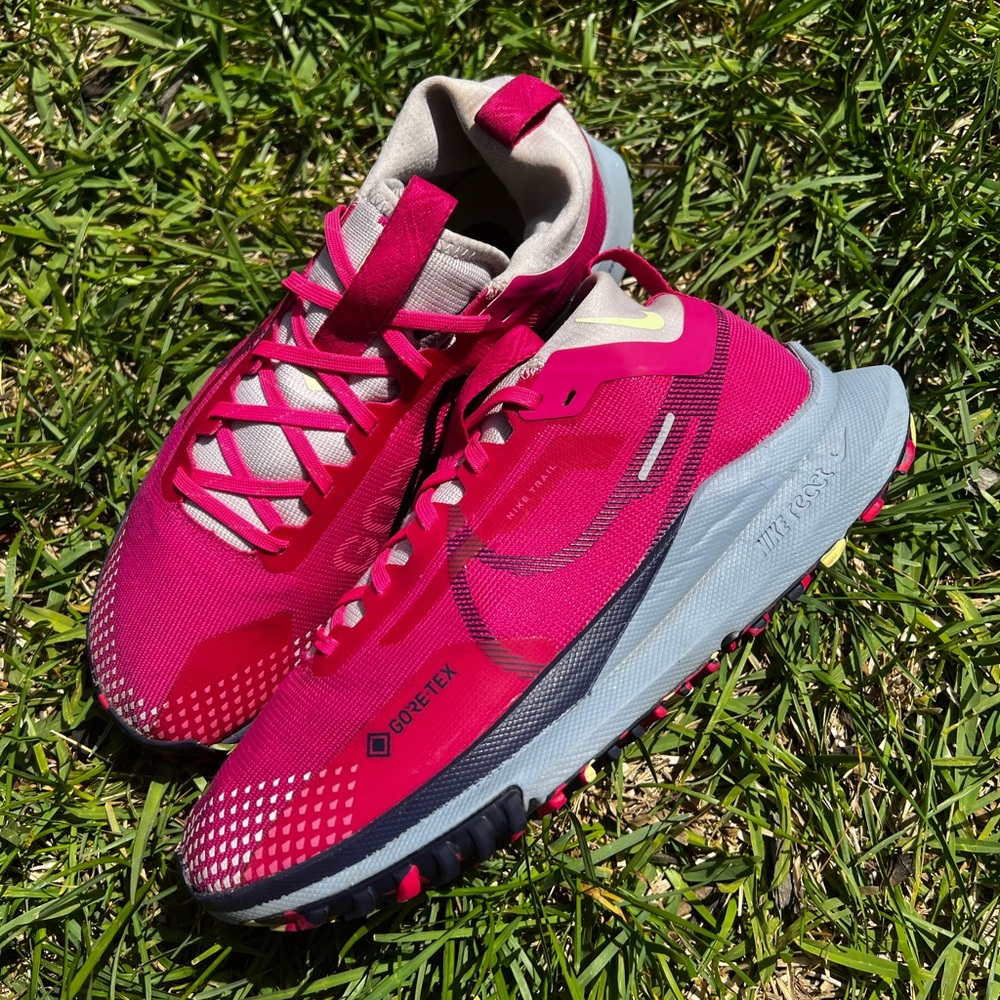 CLEAN Nike Pegasus Womens size 10 React Trail 4 GORE-TEX Shoes Fuchsia